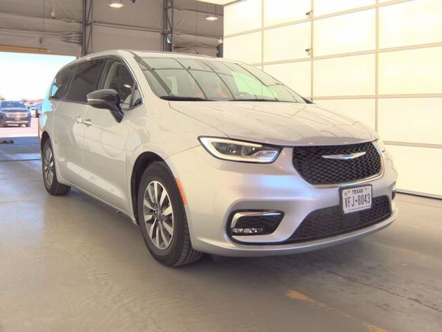 2024 Chrysler Pacifica Hybrid photo 3