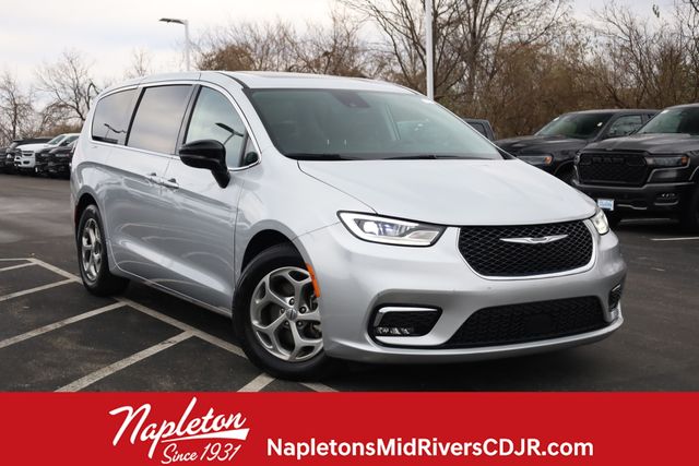 2024 Chrysler Pacifica Limited's photo