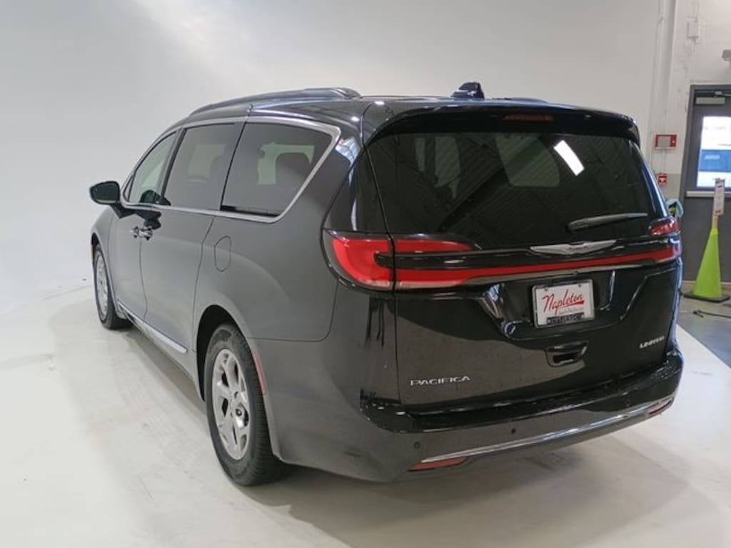 Used 2023 Chrysler Pacifica Limited Van Passenger Van