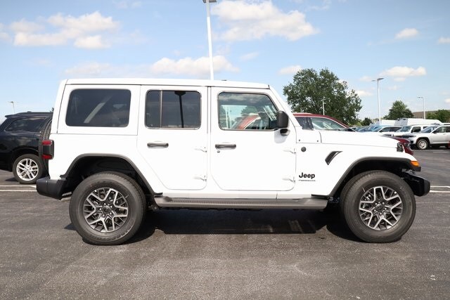 2025 Jeep Wrangler Sahara photo 4
