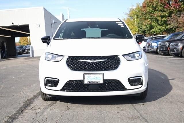 2026 Chrysler Pacifica photo 3