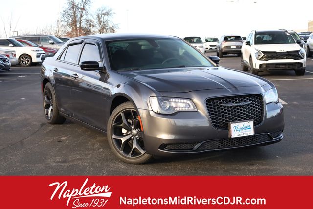 2022 Chrysler 300 Touring's photo