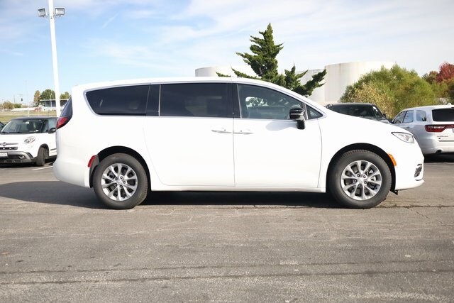 2026 Chrysler Pacifica photo 4