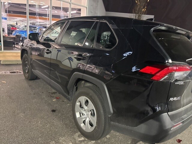 2022 Toyota RAV4 LE photo 2