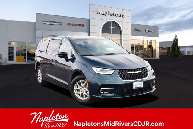 2025 Chrysler Pacifica Select's photo