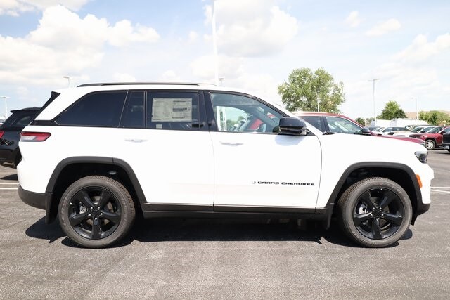 2025 Jeep Grand Cherokee Altitude photo 3