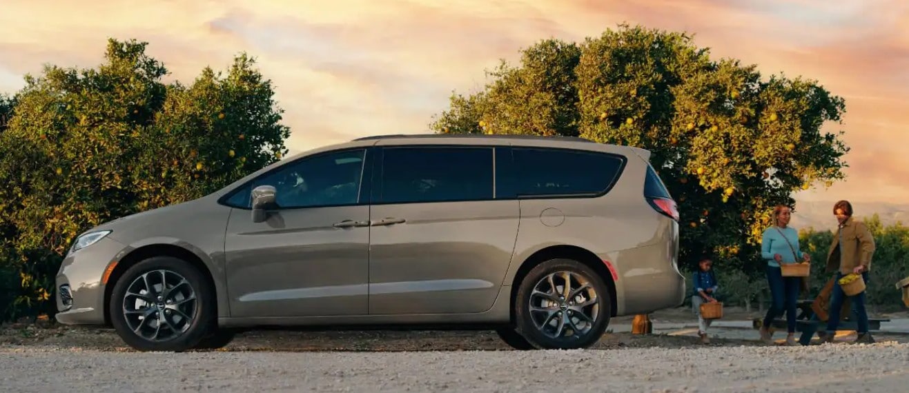 Mid rivers Chrysler Pacifica minivan for sale near me