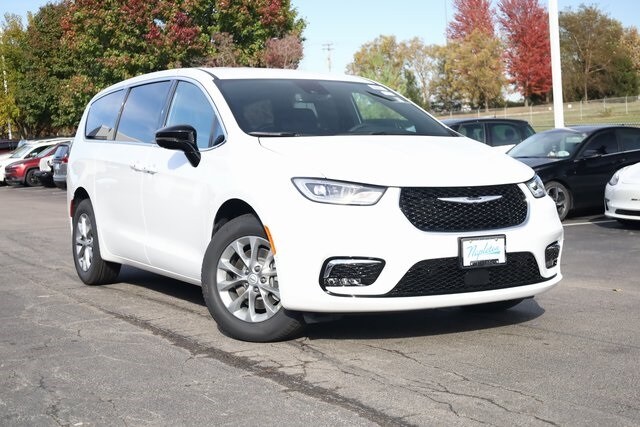 2026 Chrysler Pacifica photo 2