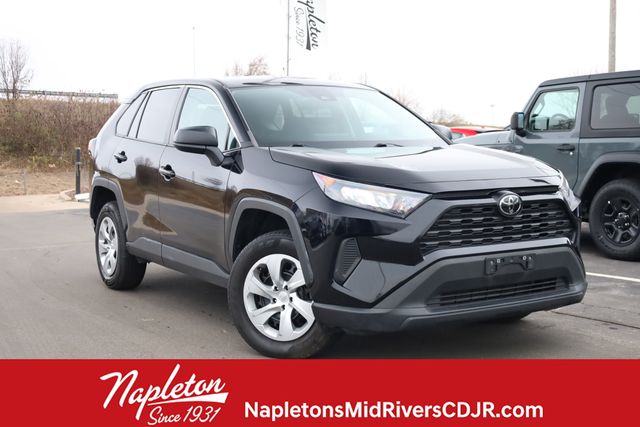 2022 Toyota RAV4 LE's photo