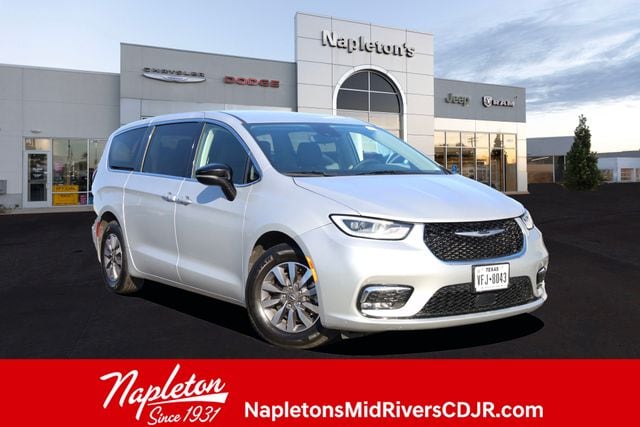 2024 Chrysler Pacifica PHEV Select's photo