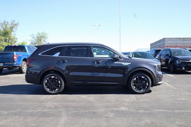 2025 Kia Sorento S photo 4