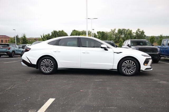 2024 Hyundai Sonata Hybrid Limited photo 4