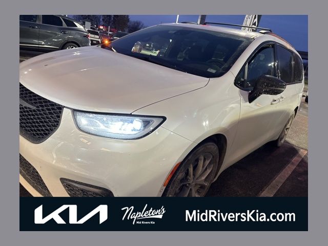 2023 Chrysler Pacifica Limited's photo