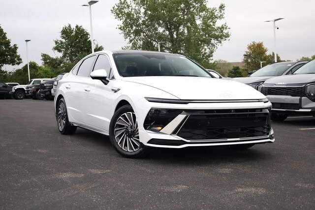 2024 Hyundai Sonata Hybrid Limited photo 2