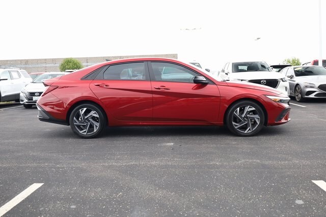 2025 Hyundai Elantra SEL Sport photo 2