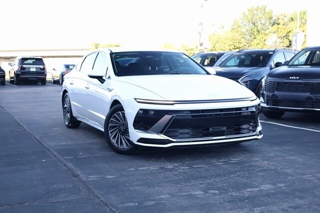 2025 Hyundai Sonata Hybrid SEL photo 2