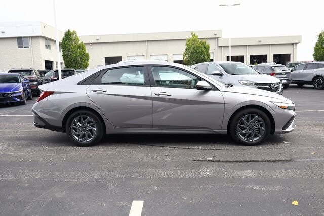 2025 Hyundai Elantra Hybrid Blue photo 3