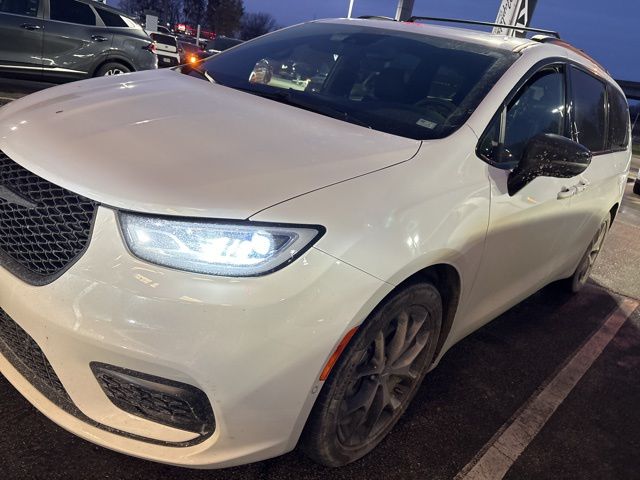 2023 Chrysler Pacifica Limited's photo