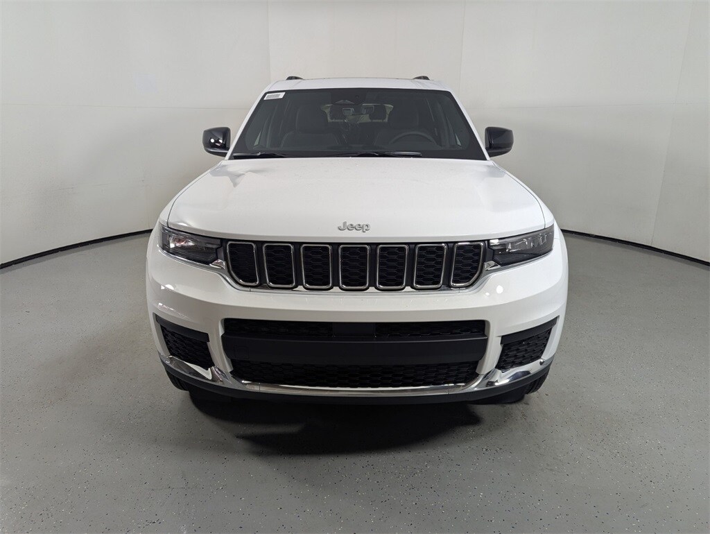 2025 Jeep Grand Cherokee Laredo photo 2