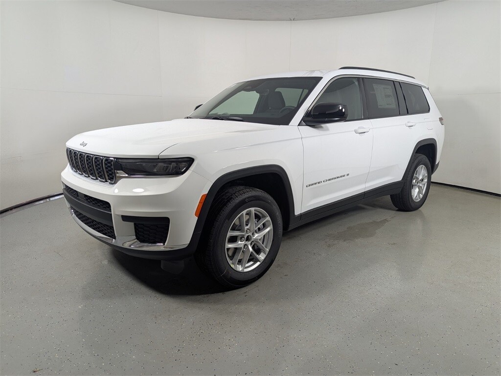 2025 Jeep Grand Cherokee Laredo photo 3