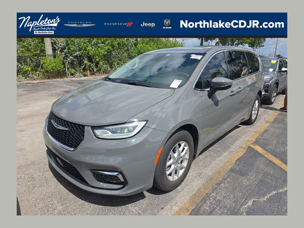2023 Chrysler Pacifica Touring L's photo