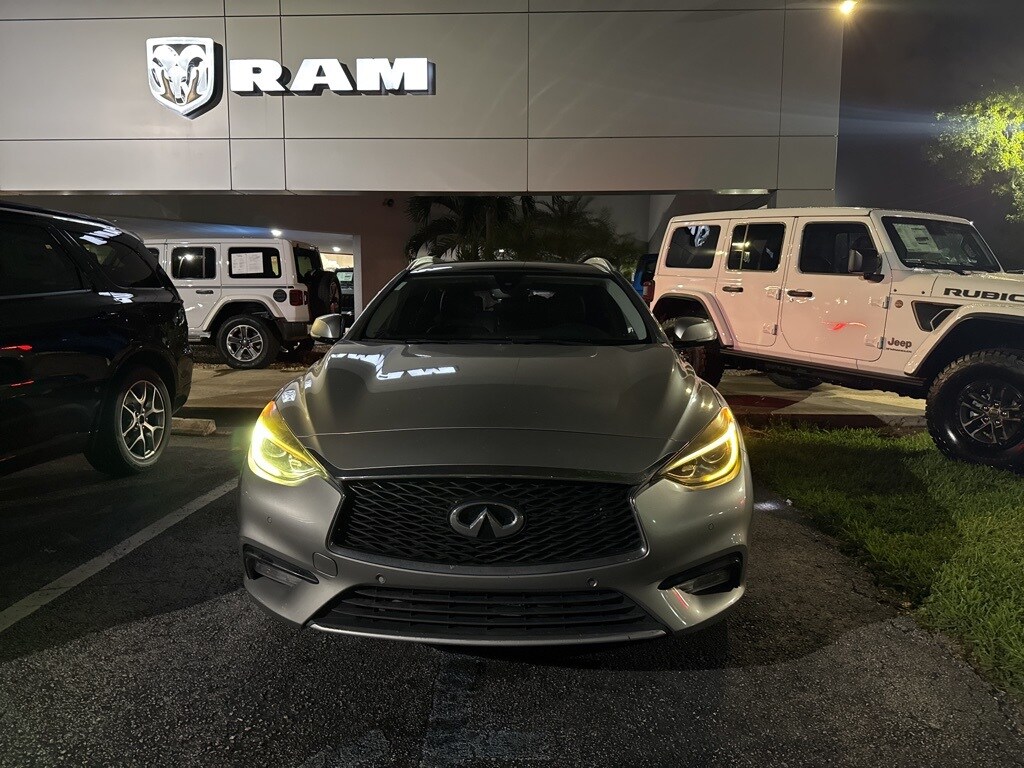 2017 Infiniti QX30 Premium photo 2