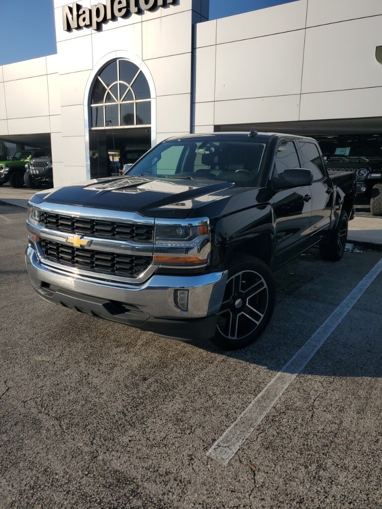 2018 Chevrolet Silverado 1500 LT photo 2
