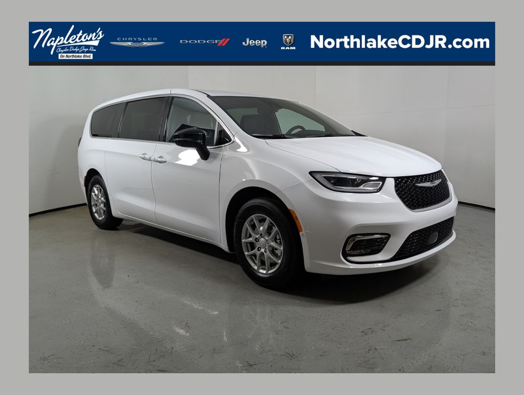 2026 Chrysler Pacifica Select's photo