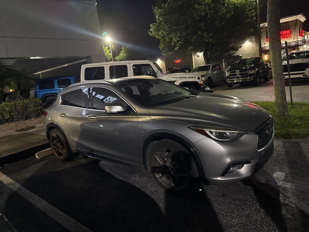 2017 Infiniti QX30 Premium photo 4
