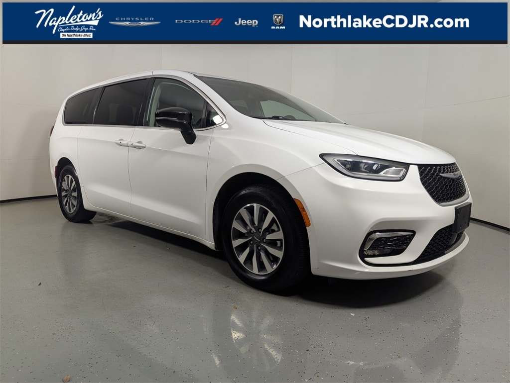 2024 Chrysler Pacifica PHEV Select's photo