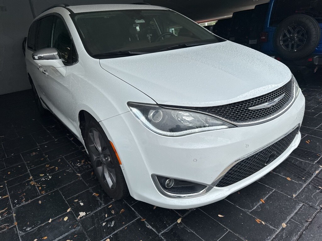 2018 Chrysler Pacifica Limited photo 2
