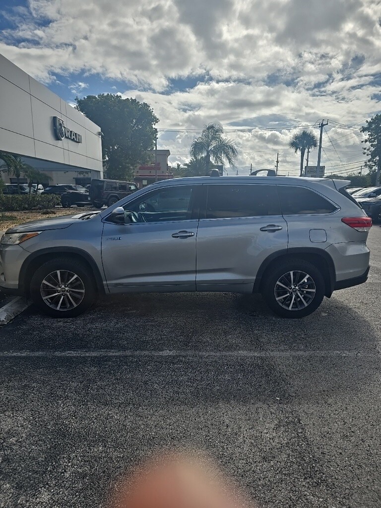 2017 Toyota Highlander Hybrid XLE photo 4