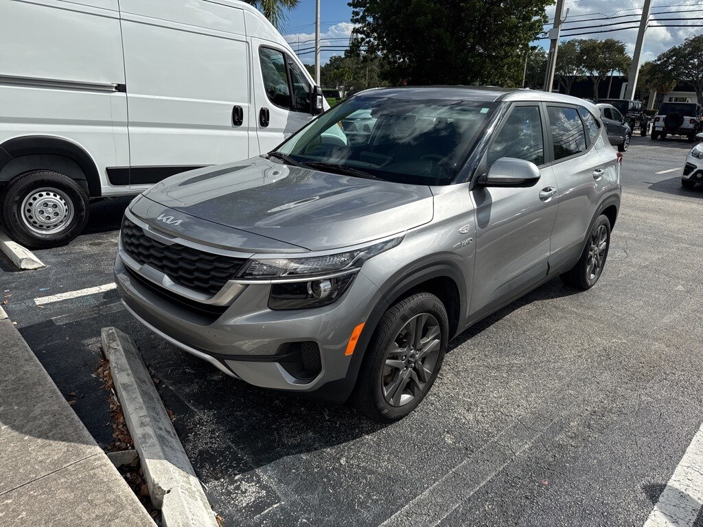 2023 Kia Seltos LX photo 3