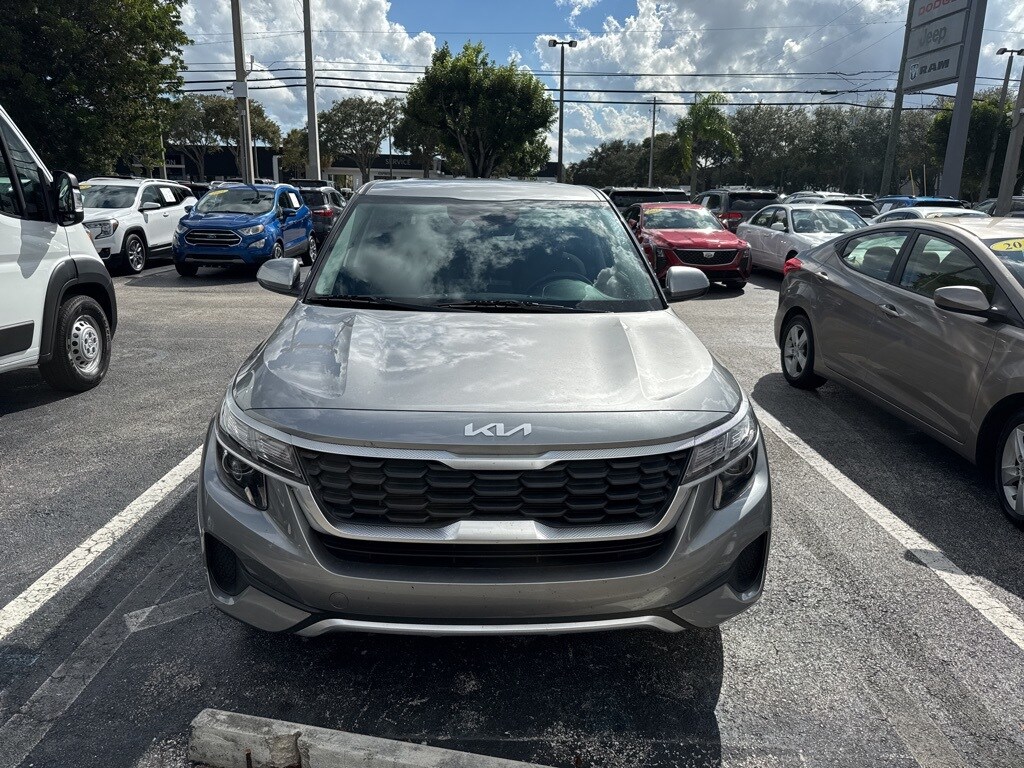 2023 Kia Seltos LX photo 2