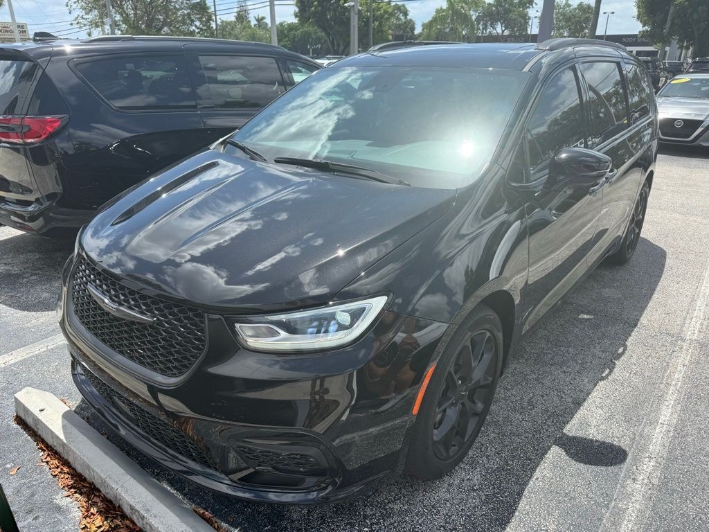 Used 2024 Chrysler Pacifica Limited Minivan/Van