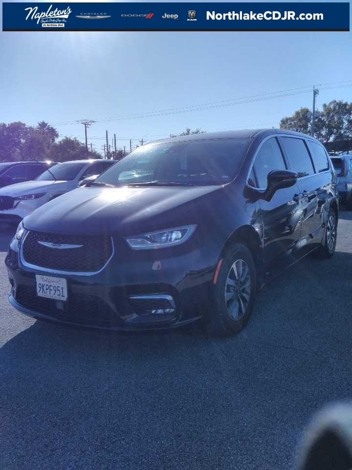 2024 Chrysler Pacifica PHEV Select's photo