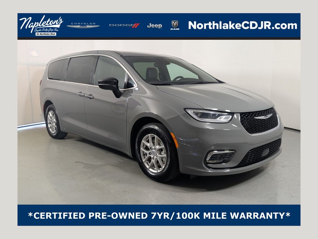 2025 Chrysler Pacifica Select's photo