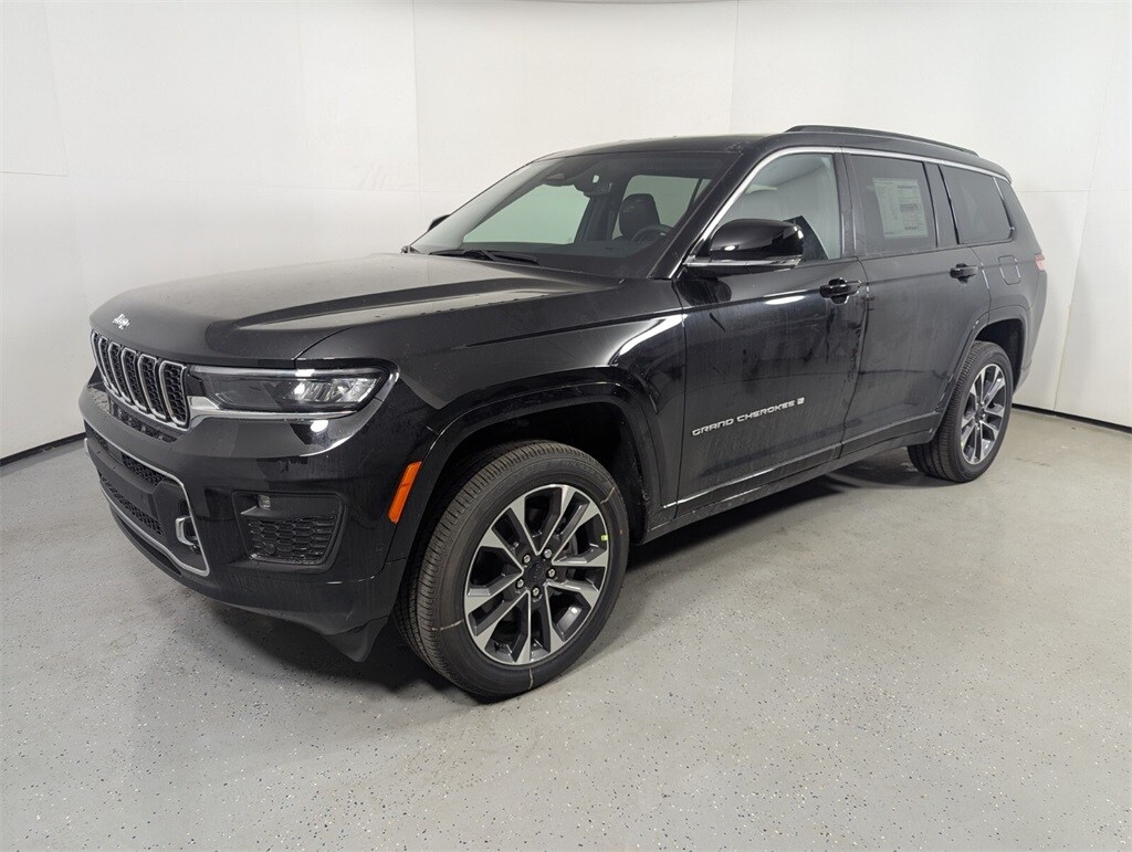 2025 Jeep Grand Cherokee Overland photo 3