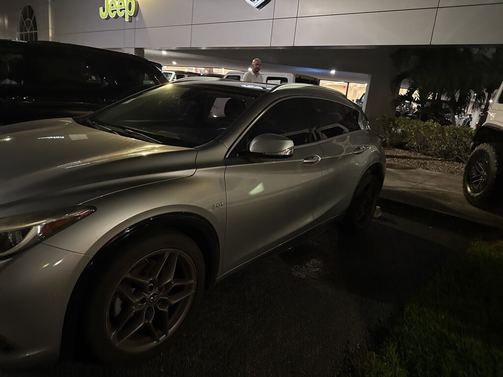2017 Infiniti QX30 Premium photo 3
