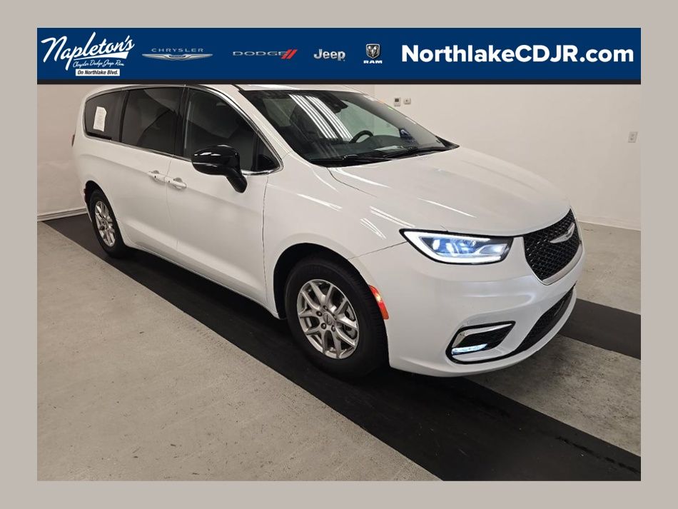 2024 Chrysler Pacifica Touring's photo