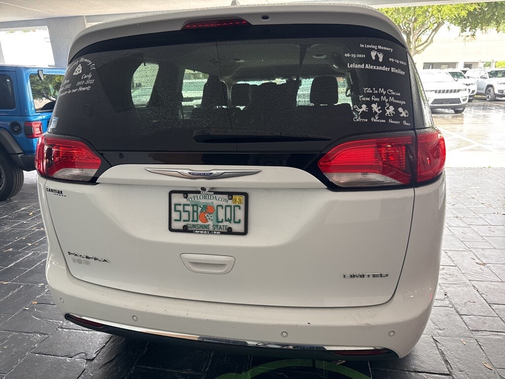 2018 Chrysler Pacifica Limited photo 3