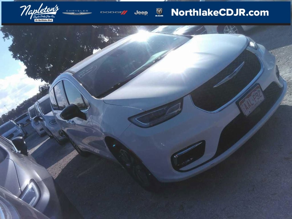 2024 Chrysler Pacifica PHEV Select's photo