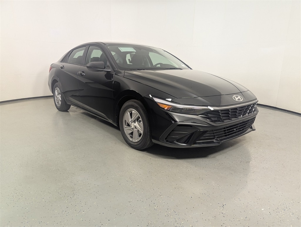 2025 Hyundai Elantra SE's photo