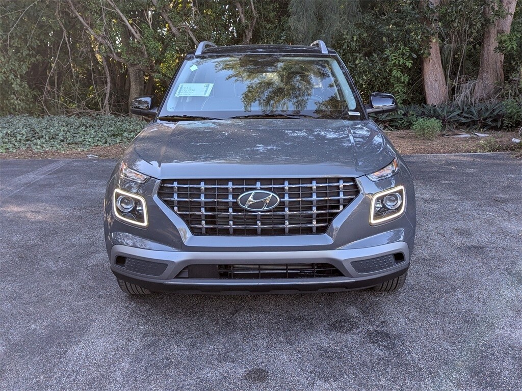 2025 Hyundai Venue Limited photo 2