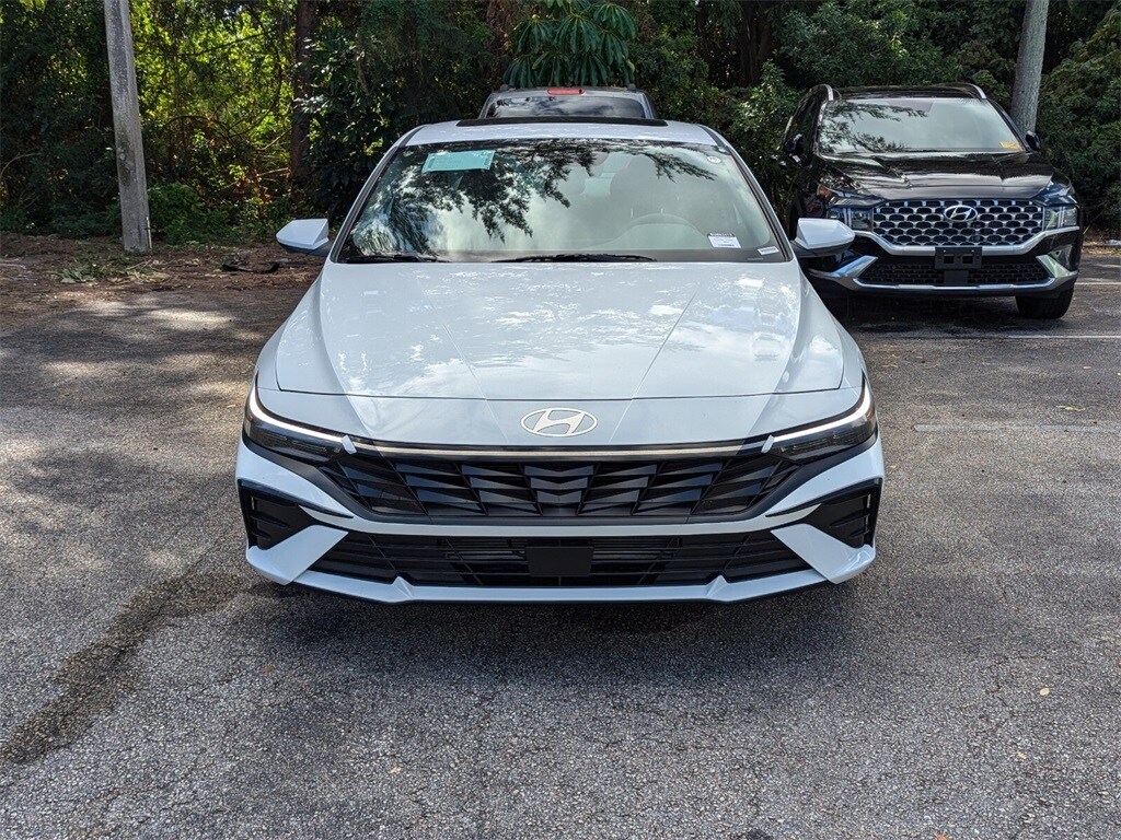 2025 Hyundai Elantra SEL Convenience photo 2