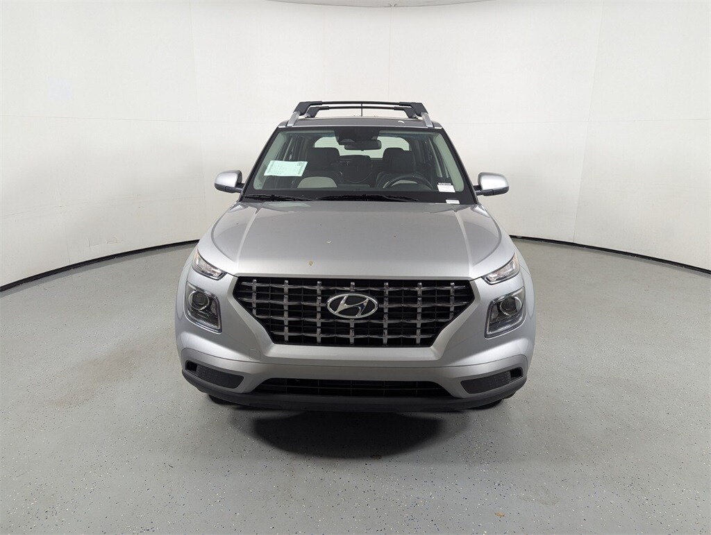 2025 Hyundai Venue SEL photo 2