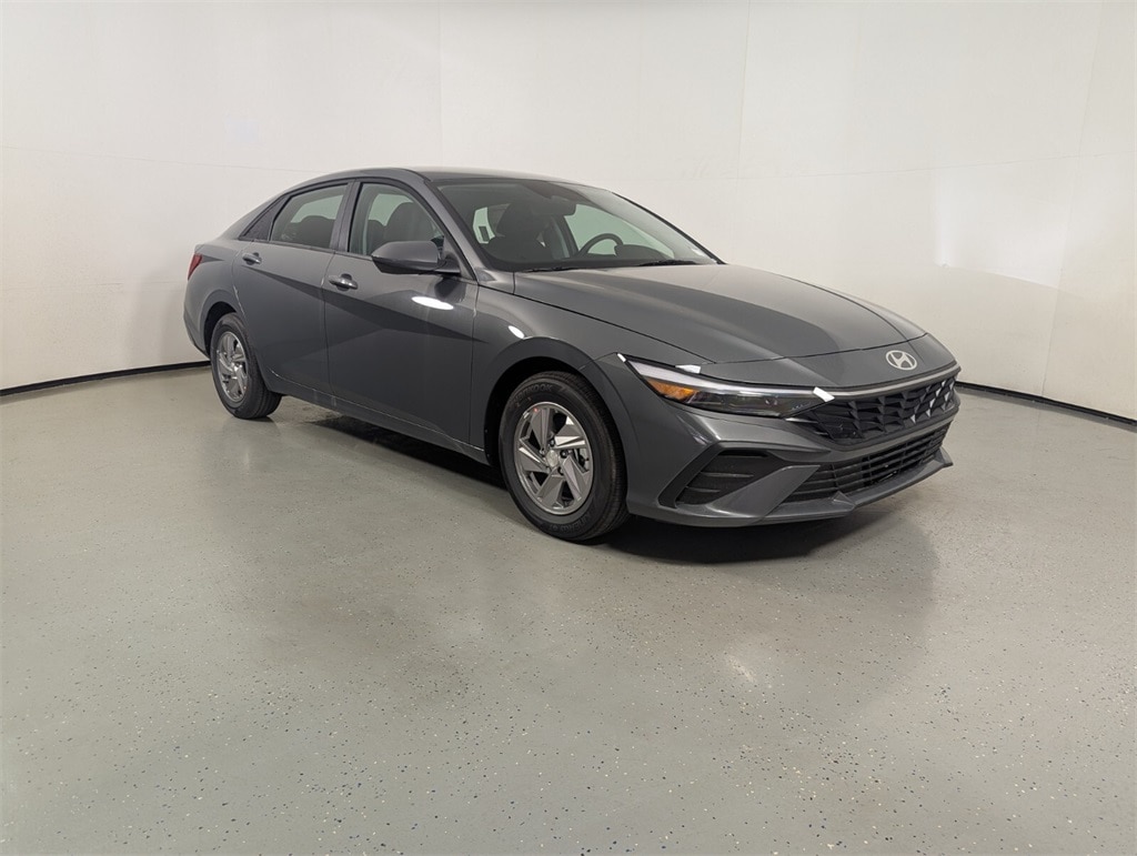 2025 Hyundai Elantra SE's photo