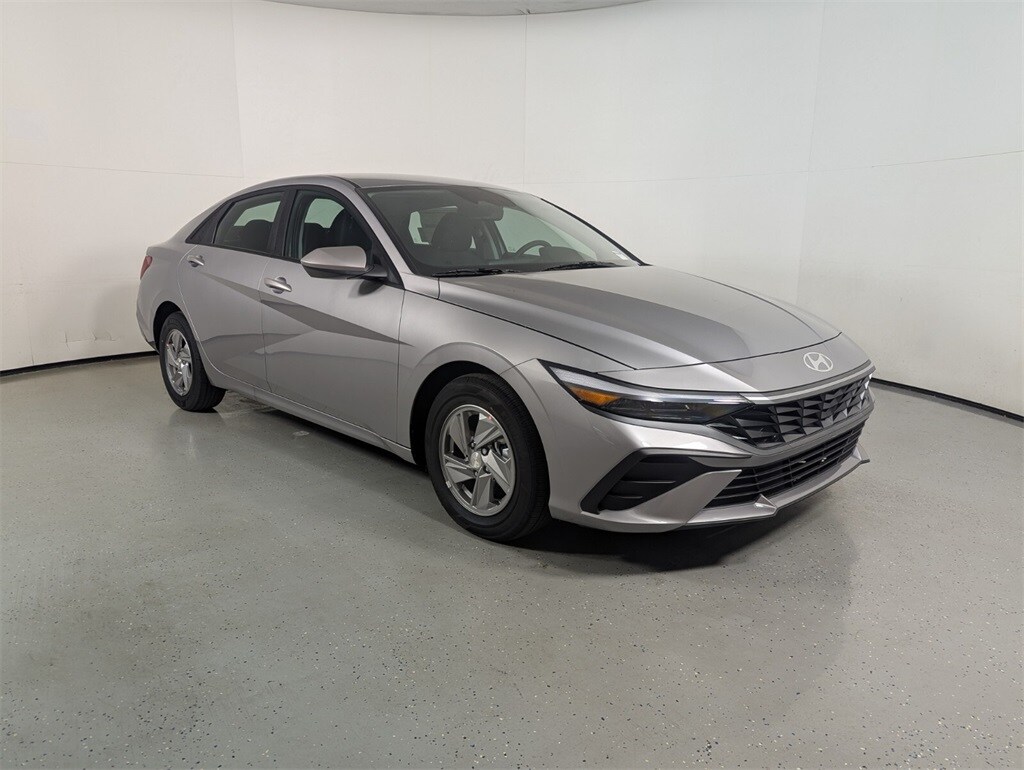 2025 Hyundai Elantra SE's photo