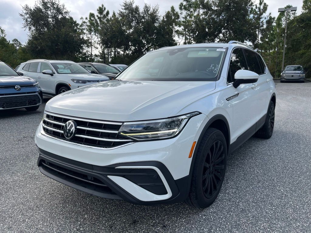 2023 Volkswagen Tiguan SE's photo