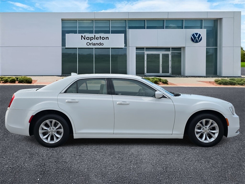 2023 Chrysler 300 Touring photo 4